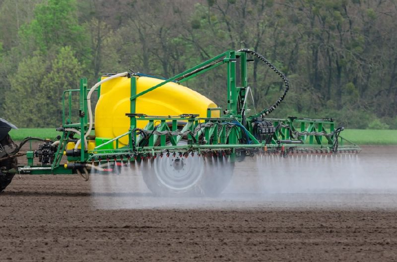 Fichier:Herbicide Application PulvePreLevee2.jpg