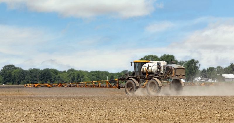 Fichier:Herbicide Application PulvePreLevee.jpg