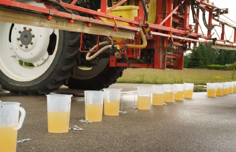 Fichier:Herbicide Application ReglagePulve.jpg